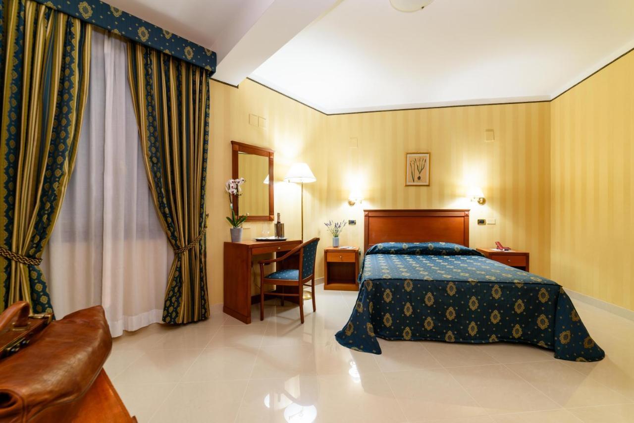 Hotel Hermitage Полла Экстерьер фото
